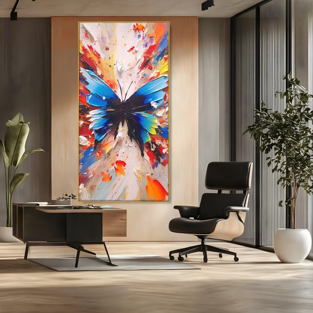 Tablou canvas cu tablou canvas cu fluture albastru, in rama de aluminiu auriu, pe perete intr-un birou
